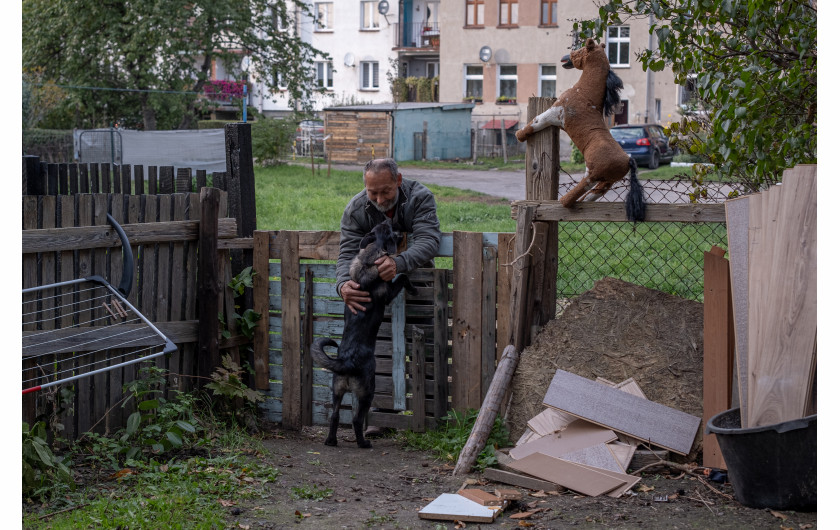 Fot. Amadeusz Świerk, 2. miejsce w kat. Documentary Project / Grand Press Photo 2024 Złodzieje o złotych sercach. Rodziny próbujące żyć normalnie wbrew przeciwnościom losu. Byli więźniowie z duszami pełnymi artyzmu i muzyki. Młodzież szukająca własnej drogi pomimo trudnego startu. Witamy w Dzielnicy Cudów. Zakaczawie to dzielnica Legnicy, stutysięcznego miasta położonego na Dolnym Śląsku, które po II wojnie światowej miało wątpliwą przyjemność stacjonowania około 60 tys. żołnierzy radzieckich.
W trudnych czasach, które zakończyły się dopiero w 1993 roku, Zakaczawie stało się nieformalnym centrum życia społecznego Polaków. Pomimo cienia radzieckiego garnizonu, wśród polskich rodzin i silnej społeczności romskiej przesiedlonej do dzielnicy przez komunistów kwitły małe przedsiębiorstwa, kawiarnie, bary i miejsca kultury.
Niemal w każdym mieście jest podobne miejsce, którego mieszkańcy cierpią z powodu marginalizacji społecznej i ekonomicznej. Projekt ten ma na celu pokazanie, że wśród biedy i zniszczonych trudnych dzielnic są ludzie – rodziny, przyjaciele, kochankowie – starający się żyć najlepiej, jak potrafią.