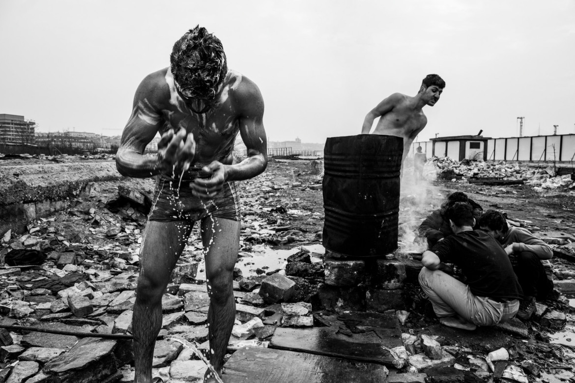 Fotoreportaż - Szymon Barylski (wybrane kadry) - Uchodźcy podczas kąpieli na terenie opuszczonych magazynów, które jest ich tymczasowym schronieniem Belgrad, Serbia 9 Marca 2017.