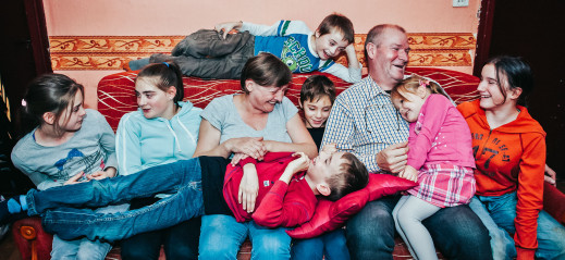 Jak się żyje z piętnaściorgiem dzieci? Codzienność rodziny zastępczej w obiektywie Dawida Stube