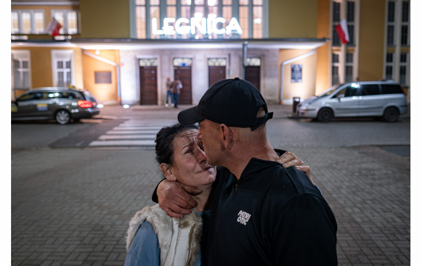 Fot. Amadeusz Świerk, 2. miejsce w kat. Documentary Project / Grand Press Photo 2024 Złodzieje o złotych sercach. Rodziny próbujące żyć normalnie wbrew przeciwnościom losu. Byli więźniowie z duszami pełnymi artyzmu i muzyki. Młodzież szukająca własnej drogi pomimo trudnego startu. Witamy w Dzielnicy Cudów. Zakaczawie to dzielnica Legnicy, stutysięcznego miasta położonego na Dolnym Śląsku, które po II wojnie światowej miało wątpliwą przyjemność stacjonowania około 60 tys. żołnierzy radzieckich.
W trudnych czasach, które zakończyły się dopiero w 1993 roku, Zakaczawie stało się nieformalnym centrum życia społecznego Polaków. Pomimo cienia radzieckiego garnizonu, wśród polskich rodzin i silnej społeczności romskiej przesiedlonej do dzielnicy przez komunistów kwitły małe przedsiębiorstwa, kawiarnie, bary i miejsca kultury.
Niemal w każdym mieście jest podobne miejsce, którego mieszkańcy cierpią z powodu marginalizacji społecznej i ekonomicznej. Projekt ten ma na celu pokazanie, że wśród biedy i zniszczonych trudnych dzielnic są ludzie – rodziny, przyjaciele, kochankowie – starający się żyć najlepiej, jak potrafią.