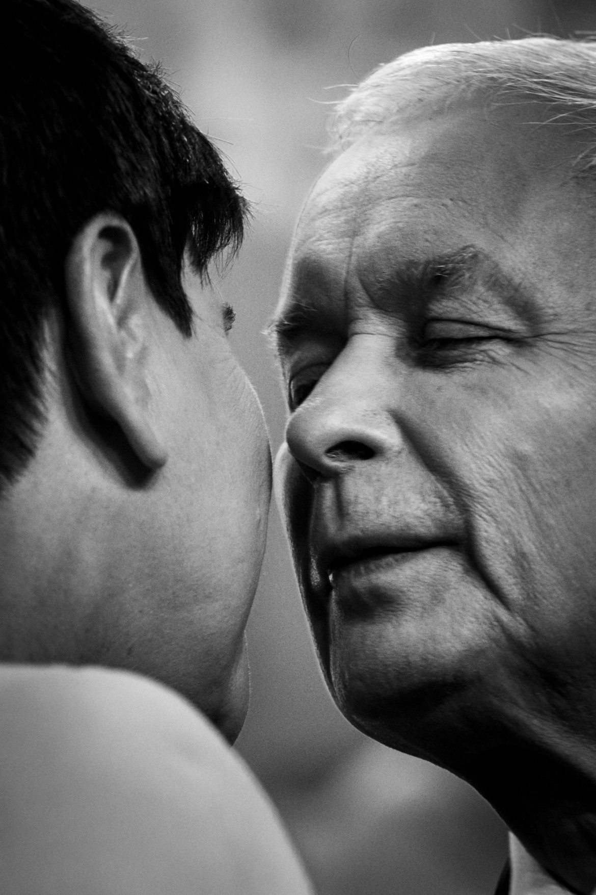 Polityka - Wojciech Grzędziński  - Prezes PiS Jarosław Kaczyński całuje w policzek Premier Beatę Szydło podczas konferencji prasowej w siedzibie PiS wychwalającej dwa lata rządów.