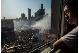 #fotoraportPolska (życie codzienne) - Michał Dyjuk -
 Zagraniczny turysta przygląda się Godzinie W z 11 piętra Hotelu Novotel.