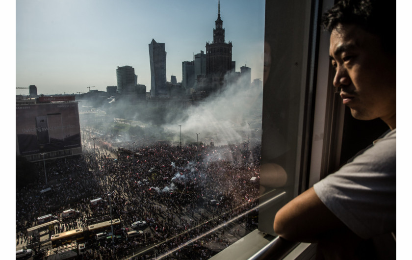 #fotoraportPolska (życie codzienne) - Michał Dyjuk -
 Zagraniczny turysta przygląda się Godzinie W z 11 piętra Hotelu Novotel.