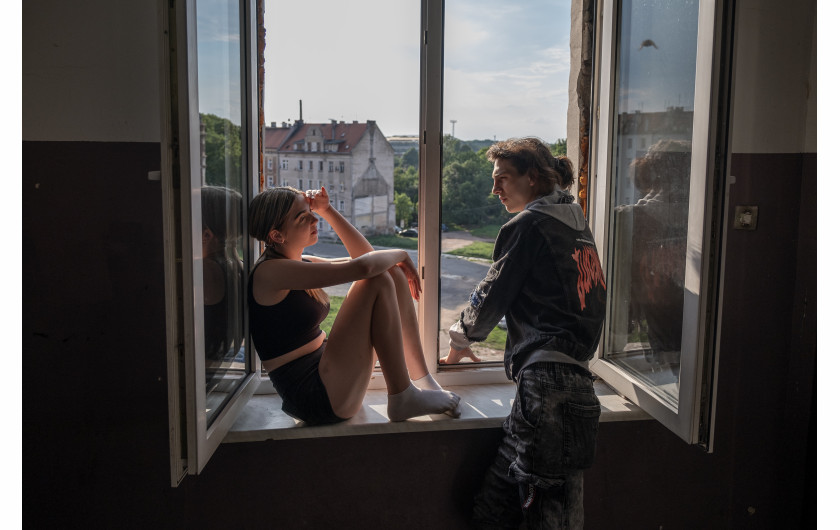 Fot. Amadeusz Świerk, 2. miejsce w kat. Documentary Project / Grand Press Photo 2024 Złodzieje o złotych sercach. Rodziny próbujące żyć normalnie wbrew przeciwnościom losu. Byli więźniowie z duszami pełnymi artyzmu i muzyki. Młodzież szukająca własnej drogi pomimo trudnego startu. Witamy w Dzielnicy Cudów. Zakaczawie to dzielnica Legnicy, stutysięcznego miasta położonego na Dolnym Śląsku, które po II wojnie światowej miało wątpliwą przyjemność stacjonowania około 60 tys. żołnierzy radzieckich.
W trudnych czasach, które zakończyły się dopiero w 1993 roku, Zakaczawie stało się nieformalnym centrum życia społecznego Polaków. Pomimo cienia radzieckiego garnizonu, wśród polskich rodzin i silnej społeczności romskiej przesiedlonej do dzielnicy przez komunistów kwitły małe przedsiębiorstwa, kawiarnie, bary i miejsca kultury.
Niemal w każdym mieście jest podobne miejsce, którego mieszkańcy cierpią z powodu marginalizacji społecznej i ekonomicznej. Projekt ten ma na celu pokazanie, że wśród biedy i zniszczonych trudnych dzielnic są ludzie – rodziny, przyjaciele, kochankowie – starający się żyć najlepiej, jak potrafią.