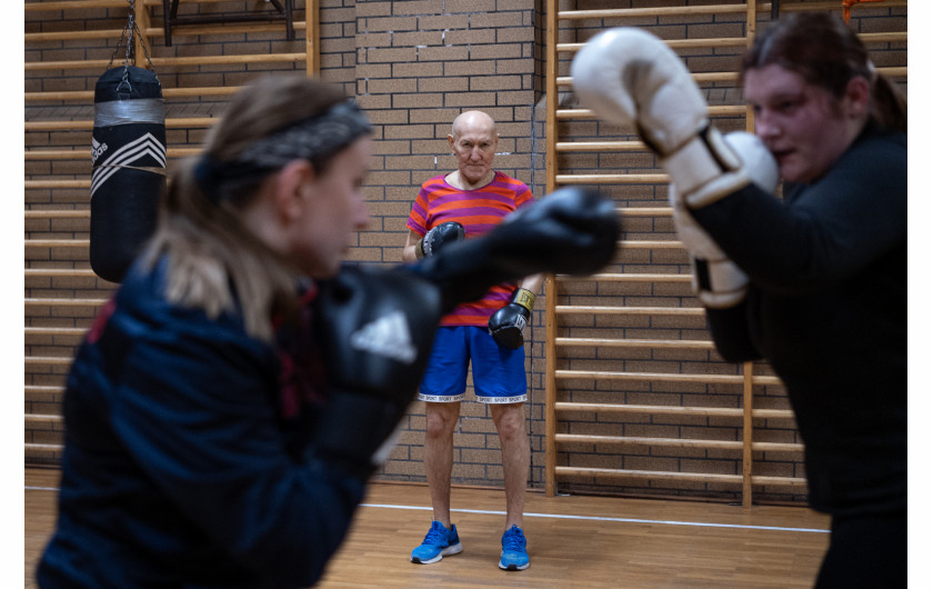 Fot. Amadeusz Świerk, 2. miejsce w kat. Documentary Project / Grand Press Photo 2024 Złodzieje o złotych sercach. Rodziny próbujące żyć normalnie wbrew przeciwnościom losu. Byli więźniowie z duszami pełnymi artyzmu i muzyki. Młodzież szukająca własnej drogi pomimo trudnego startu. Witamy w Dzielnicy Cudów. Zakaczawie to dzielnica Legnicy, stutysięcznego miasta położonego na Dolnym Śląsku, które po II wojnie światowej miało wątpliwą przyjemność stacjonowania około 60 tys. żołnierzy radzieckich.
W trudnych czasach, które zakończyły się dopiero w 1993 roku, Zakaczawie stało się nieformalnym centrum życia społecznego Polaków. Pomimo cienia radzieckiego garnizonu, wśród polskich rodzin i silnej społeczności romskiej przesiedlonej do dzielnicy przez komunistów kwitły małe przedsiębiorstwa, kawiarnie, bary i miejsca kultury.
Niemal w każdym mieście jest podobne miejsce, którego mieszkańcy cierpią z powodu marginalizacji społecznej i ekonomicznej. Projekt ten ma na celu pokazanie, że wśród biedy i zniszczonych trudnych dzielnic są ludzie – rodziny, przyjaciele, kochankowie – starający się żyć najlepiej, jak potrafią.