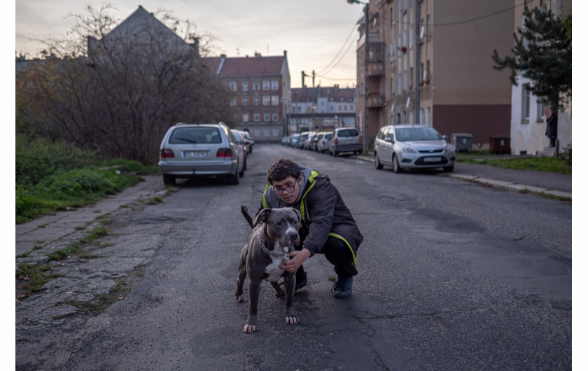 Fot. Amadeusz Świerk, 2. miejsce w kat. Documentary Project / Grand Press Photo 2024 Złodzieje o złotych sercach. Rodziny próbujące żyć normalnie wbrew przeciwnościom losu. Byli więźniowie z duszami pełnymi artyzmu i muzyki. Młodzież szukająca własnej drogi pomimo trudnego startu. Witamy w Dzielnicy Cudów. Zakaczawie to dzielnica Legnicy, stutysięcznego miasta położonego na Dolnym Śląsku, które po II wojnie światowej miało wątpliwą przyjemność stacjonowania około 60 tys. żołnierzy radzieckich.
W trudnych czasach, które zakończyły się dopiero w 1993 roku, Zakaczawie stało się nieformalnym centrum życia społecznego Polaków. Pomimo cienia radzieckiego garnizonu, wśród polskich rodzin i silnej społeczności romskiej przesiedlonej do dzielnicy przez komunistów kwitły małe przedsiębiorstwa, kawiarnie, bary i miejsca kultury.
Niemal w każdym mieście jest podobne miejsce, którego mieszkańcy cierpią z powodu marginalizacji społecznej i ekonomicznej. Projekt ten ma na celu pokazanie, że wśród biedy i zniszczonych trudnych dzielnic są ludzie – rodziny, przyjaciele, kochankowie – starający się żyć najlepiej, jak potrafią.