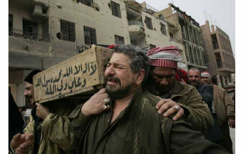 I nagroda w kategorii Ludzie i wydarzenia: Max Becherer Iraqis Who Died While Daring to Vote Are Mourned as Martyrs