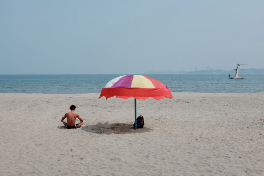 fot. Fabian Muir, z cyklu Shades of Leisure in North Korea

Już samo wspomnienie Korei Pólnocnej przywołuje konkretny obraz kraju, zdominowany przez wojskowe parady, wszechobecne portrety przywódców narodu i plagę głodu z lat 90. XX wieku. Ale życie w Korei Północnej jest znacznie bardziej złożone i ma wiele aspektów, które pomijane są w głównych przekazach. Seria Fabiana Muira to obrazy z różnych części kraju, które starają się omijać utarte schematy i które otwierają przed widzem zupełnie nową perspektywę.