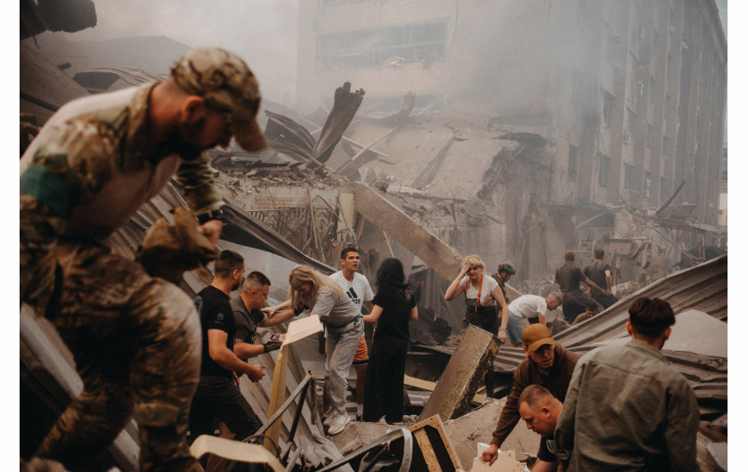 Fot. Wojciech Grzędziński, dla Anadolu Images, 1. miejsce w kat. Stories - Current Events / Grand Press Photo 202427 czerwca 2023 roku rosyjska rakieta Iskander K uderzyła w restaurację Ria Pizza w Kramatorsku. Wybuch półtonowej głowicy rakiety zabił trzynaście osób, raniąc ponad sześćdziesiąt i niszcząc popularne miejsce spotkań cywilów, pracowników organizacji humanitarnych, żołnierzy i dziennikarzy. Większość zabitych stanowili pracownicy restauracji.