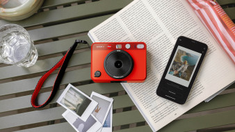 Leica Sofort 2 - cyfrowy Instax z czerwoną kropką