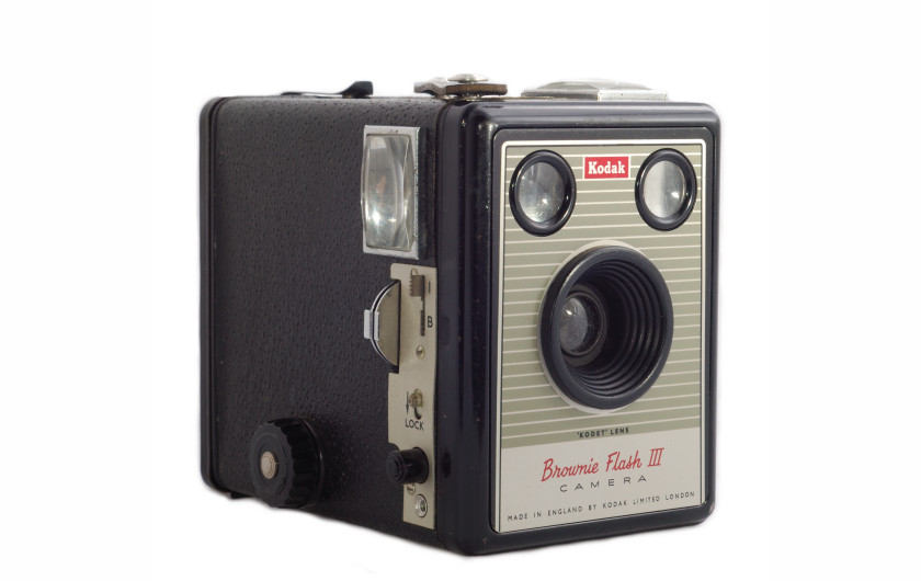 Kodak Brownie był produkowany w wielu wersjach w latach 1900-1957. Flash III jak widać nie ma już kartonowej obudowy, tylko wykonaną z tworzywa