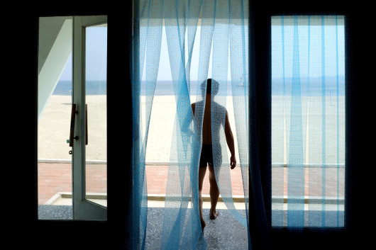 fot. Fabian Muir, z cyklu Shades of Leisure in North Korea

Już samo wspomnienie Korei Pólnocnej przywołuje konkretny obraz kraju, zdominowany przez wojskowe parady, wszechobecne portrety przywódców narodu i plagę głodu z lat 90. XX wieku. Ale życie w Korei Północnej jest znacznie bardziej złożone i ma wiele aspektów, które pomijane są w głównych przekazach. Seria Fabiana Muira to obrazy z różnych części kraju, które starają się omijać utarte schematy i które otwierają przed widzem zupełnie nową perspektywę.