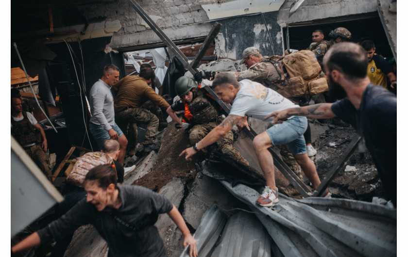 Fot. Wojciech Grzędziński, dla Anadolu Images, 1. miejsce w kat. Stories - Current Events / Grand Press Photo 202427 czerwca 2023 roku rosyjska rakieta Iskander K uderzyła w restaurację Ria Pizza w Kramatorsku. Wybuch półtonowej głowicy rakiety zabił trzynaście osób, raniąc ponad sześćdziesiąt i niszcząc popularne miejsce spotkań cywilów, pracowników organizacji humanitarnych, żołnierzy i dziennikarzy. Większość zabitych stanowili pracownicy restauracji.