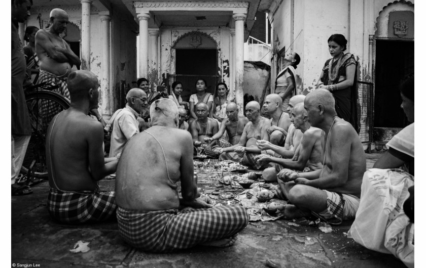 fot. Sangjun Lee, Offering Prayers, 1. miejsce w kategorii Young - 15 - 17