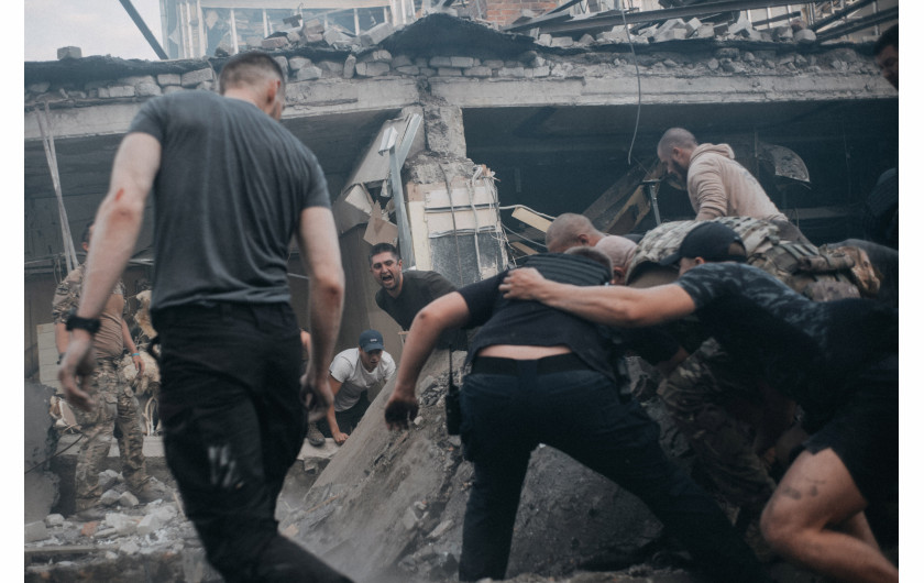 Fot. Wojciech Grzędziński, dla Anadolu Images, 1. miejsce w kat. Stories - Current Events / Grand Press Photo 202427 czerwca 2023 roku rosyjska rakieta Iskander K uderzyła w restaurację Ria Pizza w Kramatorsku. Wybuch półtonowej głowicy rakiety zabił trzynaście osób, raniąc ponad sześćdziesiąt i niszcząc popularne miejsce spotkań cywilów, pracowników organizacji humanitarnych, żołnierzy i dziennikarzy. Większość zabitych stanowili pracownicy restauracji.