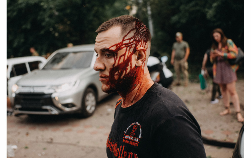 Fot. Wojciech Grzędziński, dla Anadolu Images, 1. miejsce w kat. Stories - Current Events / Grand Press Photo 202427 czerwca 2023 roku rosyjska rakieta Iskander K uderzyła w restaurację Ria Pizza w Kramatorsku. Wybuch półtonowej głowicy rakiety zabił trzynaście osób, raniąc ponad sześćdziesiąt i niszcząc popularne miejsce spotkań cywilów, pracowników organizacji humanitarnych, żołnierzy i dziennikarzy. Większość zabitych stanowili pracownicy restauracji.