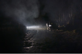 Fot. Małgorzat Śmieszek, Pix.House, 2. miejsce w kat. Stories - Current Events / Grand Press Photo 2024<br></br><br></br>Wysoko w górach mieszka Anna. Jej synowie i krewni pojechali na front. 
W małych huculskich wioskach, tuż przy granicy Ukrainy z Rumunią, mężczyźni zostawili w domu rodziny i walczą na wojnie. Aleksander obowiązkową służbę wojskową odbył wiele lat temu. Jego matka, wychowana w poszanowaniu tradycji i miłości do ojczyzny, wciąż przechowuje mundury synów. Jurij składa matce i siostrze życzenia wielkanocne. Dzwoni z Bachmutu i opowiada o skutkach kolejnego ataku rakietowego. Ojciec Katii i Ani zginął na froncie. Dziewczynki nie radzą sobie ze stratą i przekierowały złość na matkę. Są przekonane, że straciły ojca, ponieważ nie zdążyły wręczyć mu własnoręcznie zrobionego krzyżyka. To opowieść o wytrzymałości, poświęceniu i głębokiej miłości do swojego kraju. Społeczności, która zmaga się z realiami wojny.