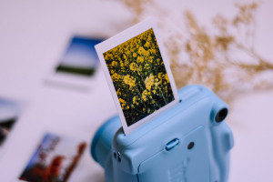 Instax - aparat natychmiastowy, który pozwala zatrzymać wspomnienia na papierze