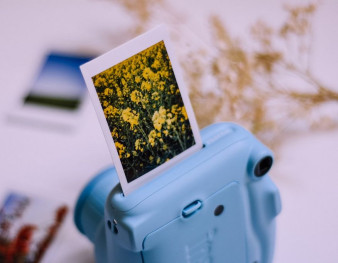 Instax - aparat natychmiastowy, który pozwala zatrzymać wspomnienia na papierze