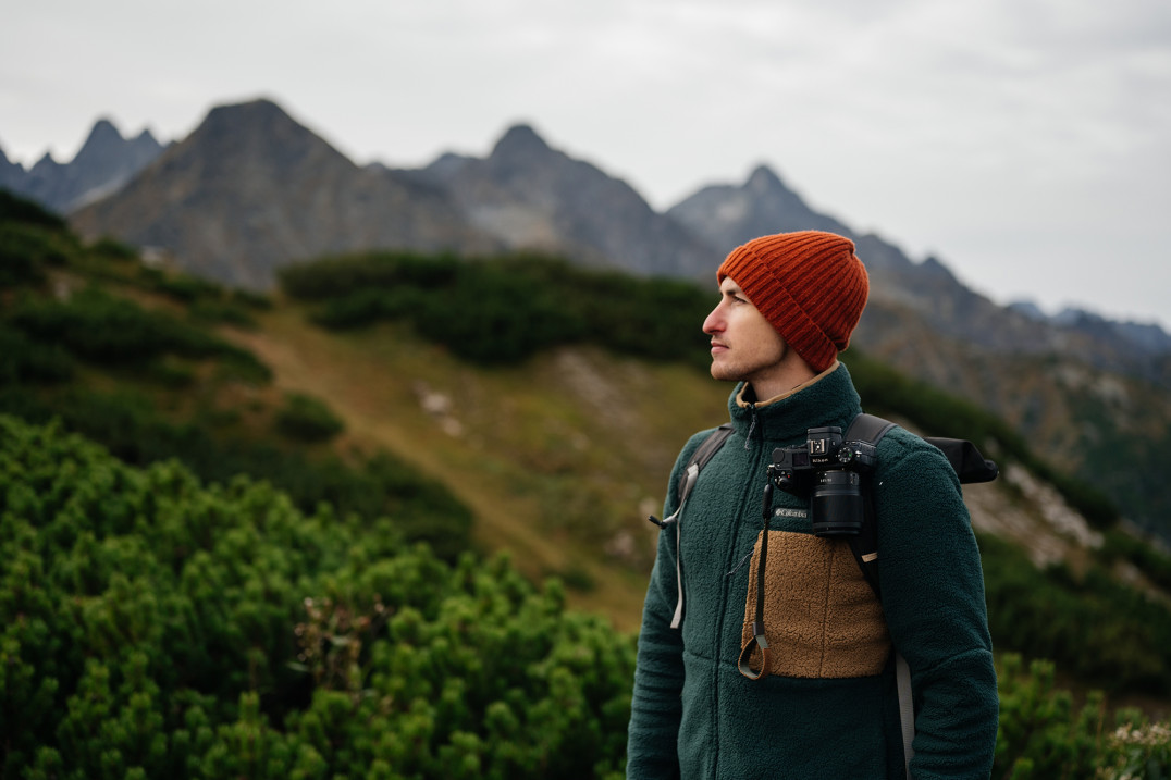 Wygodnie z aparatem podczas górskich wędrówek? Test uchwytu Peak Design Capture V3