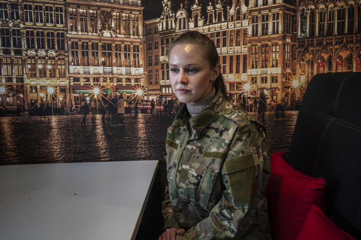 Fot. Małgorzat Śmieszek, Pix.House, 2. miejsce w kat. Stories - Current Events / Grand Press Photo 2024<br></br><br></br>Wysoko w górach mieszka Anna. Jej synowie i krewni pojechali na front.
W małych huculskich wioskach, tuż przy granicy Ukrainy z Rumunią, mężczyźni zostawili w domu rodziny i walczą na wojnie. Aleksander obowiązkową służbę wojskową odbył wiele lat temu. Jego matka, wychowana w poszanowaniu tradycji i miłości do ojczyzny, wciąż przechowuje mundury synów. Jurij składa matce i siostrze życzenia wielkanocne. Dzwoni z Bachmutu i opowiada o skutkach kolejnego ataku rakietowego. Ojciec Katii i Ani zginął na froncie. Dziewczynki nie radzą sobie ze stratą i przekierowały złość na matkę. Są przekonane, że straciły ojca, ponieważ nie zdążyły wręczyć mu własnoręcznie zrobionego krzyżyka. To opowieść o wytrzymałości, poświęceniu i głębokiej miłości do swojego kraju. Społeczności, która zmaga się z realiami wojny.