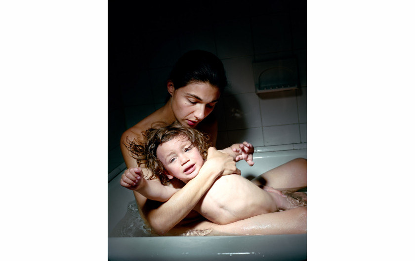 fot. Elinor Carucci, Bath, 2006. Dzięki uprzejmości Edwynn Houk Gallery