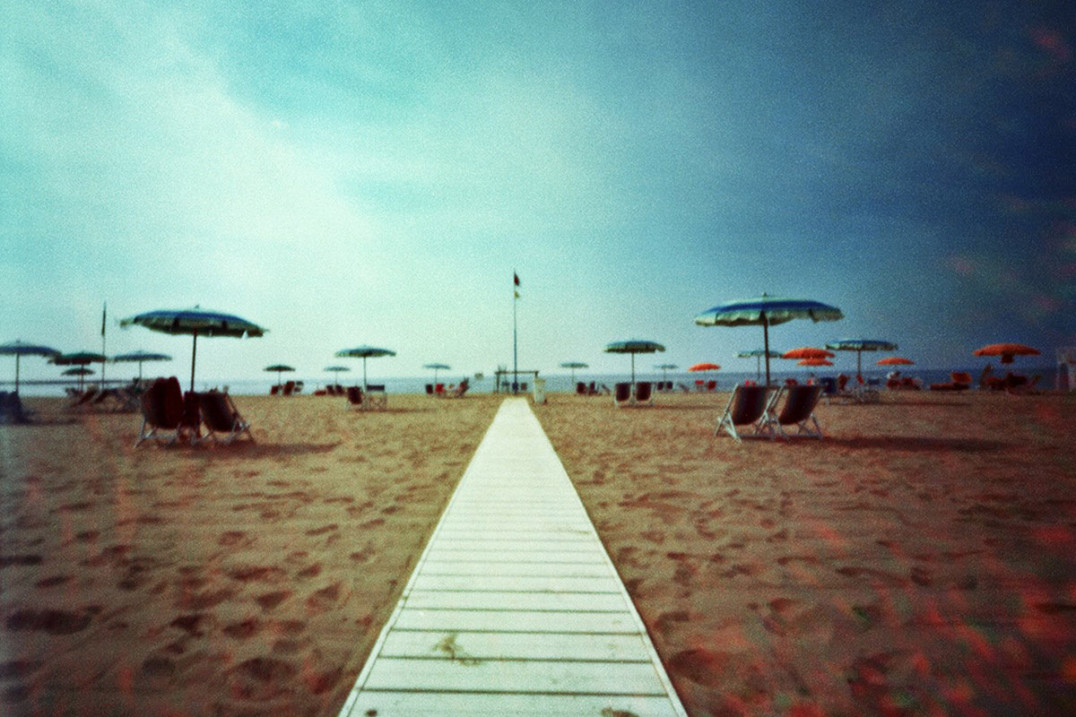 Powrót do korzeni, czyli fotografia otworkowa Piotra Kucii w Galerii Obok ZPAF