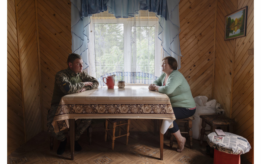 Fot. Małgorzat Śmieszek, Pix.House, 2. miejsce w kat. Stories - Current Events / Grand Press Photo 2024Wysoko w górach mieszka Anna. Jej synowie i krewni pojechali na front. 
W małych huculskich wioskach, tuż przy granicy Ukrainy z Rumunią, mężczyźni zostawili w domu rodziny i walczą na wojnie. Aleksander obowiązkową służbę wojskową odbył wiele lat temu. Jego matka, wychowana w poszanowaniu tradycji i miłości do ojczyzny, wciąż przechowuje mundury synów. Jurij składa matce i siostrze życzenia wielkanocne. Dzwoni z Bachmutu i opowiada o skutkach kolejnego ataku rakietowego. Ojciec Katii i Ani zginął na froncie. Dziewczynki nie radzą sobie ze stratą i przekierowały złość na matkę. Są przekonane, że straciły ojca, ponieważ nie zdążyły wręczyć mu własnoręcznie zrobionego krzyżyka. To opowieść o wytrzymałości, poświęceniu i głębokiej miłości do swojego kraju. Społeczności, która zmaga się z realiami wojny.