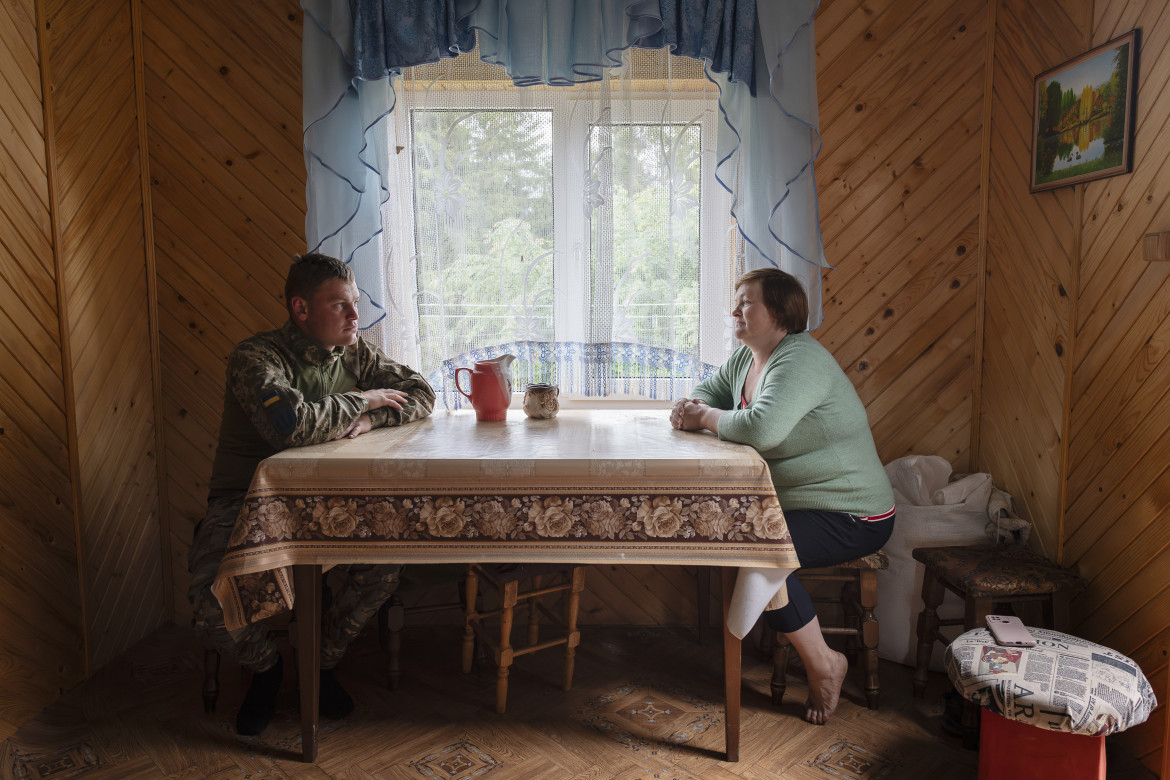 Fot. Małgorzat Śmieszek, Pix.House, 2. miejsce w kat. Stories - Current Events / Grand Press Photo 2024<br></br><br></br>Wysoko w górach mieszka Anna. Jej synowie i krewni pojechali na front.
W małych huculskich wioskach, tuż przy granicy Ukrainy z Rumunią, mężczyźni zostawili w domu rodziny i walczą na wojnie. Aleksander obowiązkową służbę wojskową odbył wiele lat temu. Jego matka, wychowana w poszanowaniu tradycji i miłości do ojczyzny, wciąż przechowuje mundury synów. Jurij składa matce i siostrze życzenia wielkanocne. Dzwoni z Bachmutu i opowiada o skutkach kolejnego ataku rakietowego. Ojciec Katii i Ani zginął na froncie. Dziewczynki nie radzą sobie ze stratą i przekierowały złość na matkę. Są przekonane, że straciły ojca, ponieważ nie zdążyły wręczyć mu własnoręcznie zrobionego krzyżyka. To opowieść o wytrzymałości, poświęceniu i głębokiej miłości do swojego kraju. Społeczności, która zmaga się z realiami wojny.