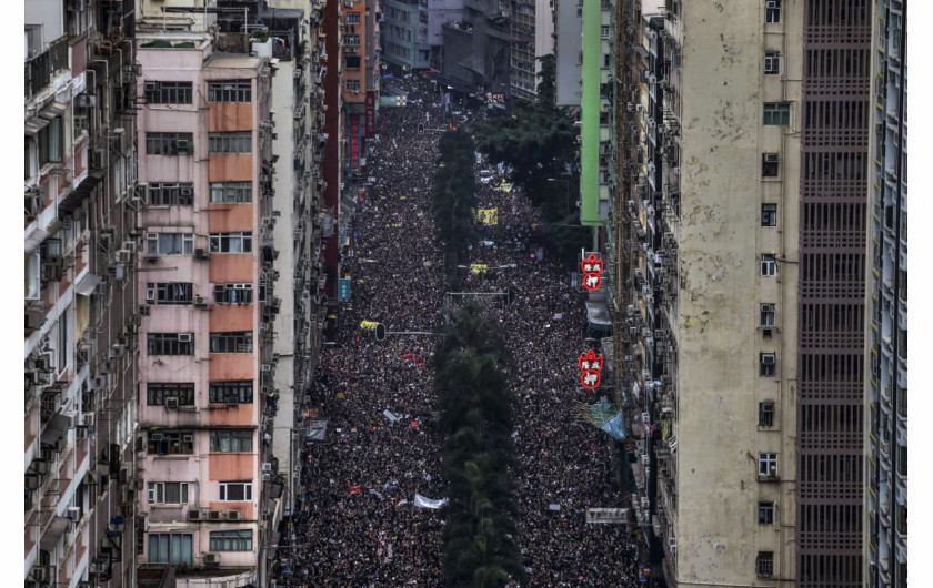 fot. Athit Perawongmetha. Mieszkańcy maszerują ulicami Hong Kongu w antyrządowych manifestacjach. Hong Kong, 16 czerwca 2019 / Pulitzer Prize for Breaking News Photography 2020