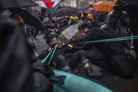 fot. Tyrone Siu. Protestujący, podczas demonstracji tworzą prowizoryczne proce, które wykorzystując do miotania cegieł w stronę policji. Hong Kong, Chiny, 25 sierpnia 2019 / Pulitzer Prize for Breaking News Photography 2020