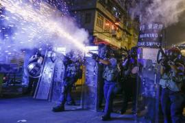fot. Thomas Peter. Policja wykorzystuje gaz łzawiący i gumowe kule do tłumienia protestów w dzielnicy Sham Shui Po. Hong Kong, Chiny, 14 sierpnia 2019 / Pulitzer Prize for Breaking News Photography 2020