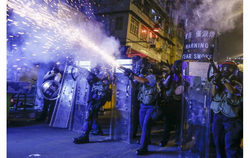 fot. Thomas Peter. Policja wykorzystuje gaz łzawiący i gumowe kule do tłumienia protestów w dzielnicy Sham Shui Po. Hong Kong, Chiny, 14 sierpnia 2019 / Pulitzer Prize for Breaking News Photography 2020