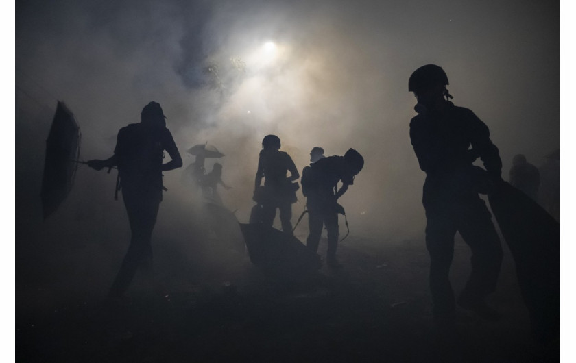 fot. Tyrone Siu. Antyrządowi manifestanci w chmurze gazu łzawiącego, wypuszczonego podczas starcia z policją na Uniwersytecie Chińskim. Hong Kong, Chiny, 12 listopada 2019 / Pulitzer Prize for Breaking News Photography 2020