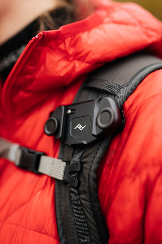 Wygodnie z aparatem podczas górskich wędrówek? Test uchwytu Peak Design Capture V3