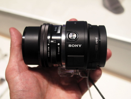QX1 z obiektywem 16-50 mm z elektrycznym zoomem