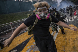 fot. Tyrone Siu. Jeden z protestujących, który później okazał się studentem ucieka przed policjantem podczas zamieszek na Uniwersytecie Chińskim w Hong Kongu. 12 listopada 2019 / Pulitzer Prize for Breaking News Photography 2020