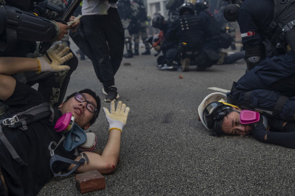 fot. Susana Vera. Aresztowanie protestujących podczas zamieszek w dzielnicy Admiralty. Hong Kong, Chiny, 29 września 2019 / Pulitzer Prize for Breaking News Photography 2020