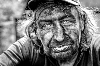 „Między dymem a… rzeczywistością“ Tomasza Juszkiewicza to fotograficzna opowieść o ludziach i ich historiach