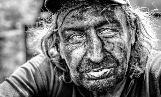 „Między dymem a… rzeczywistością“ Tomasza Juszkiewicza to fotograficzna opowieść o ludziach i ich historiach