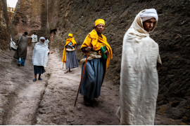 fot. Mario Adario, z cyklu "Ethiopian Christian Pilgrimage to Lalibela"

Zdjęcia powstały w styczniu 2015 roku, podczas etiopskiego Bożego Narodzenia, gdzie pielgrzymi z całego kraju podróżują do miasta Lalibela, by modlić się w słynnych wykutych w skale kościołach.