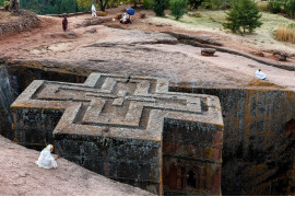 fot. Mario Adario, z cyklu "Ethiopian Christian Pilgrimage to Lalibela"

Zdjęcia powstały w styczniu 2015 roku, podczas etiopskiego Bożego Narodzenia, gdzie pielgrzymi z całego kraju podróżują do miasta Lalibela, by modlić się w słynnych wykutych w skale kościołach.