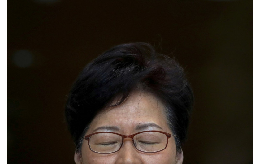 fot. Kai Pfaffenbach. Carrie Lam, dyrektor generalny Hong Kongu robi pauzę podczas konferencji prasowej 27 sierpnia. 4 września formalnie ogłosi wycofanie ustawy o ekstradycji / Pulitzer Prize for Breaking News Photography 2020