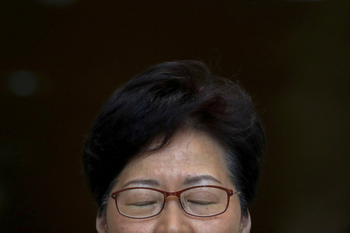 fot. Kai Pfaffenbach. Carrie Lam, dyrektor generalny Hong Kongu robi pauzę podczas konferencji prasowej 27 sierpnia. 4 września formalnie ogłosi wycofanie ustawy o ekstradycji / Pulitzer Prize for Breaking News Photography 2020