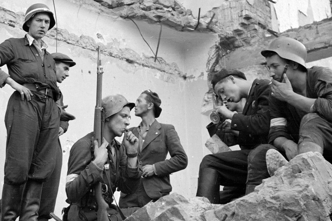 Pierwsze dni Powstania Warszawskiego na zdjęciach - Sierpień 1944 w obiektywie