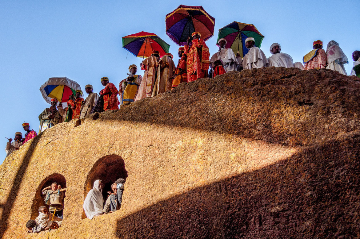 fot. Mario Adario, z cyklu "Ethiopian Christian Pilgrimage to Lalibela"

Zdjęcia powstały w styczniu 2015 roku, podczas etiopskiego Bożego Narodzenia, gdzie pielgrzymi z całego kraju podróżują do miasta Lalibela, by modlić się w słynnych wykutych w skale kościołach.