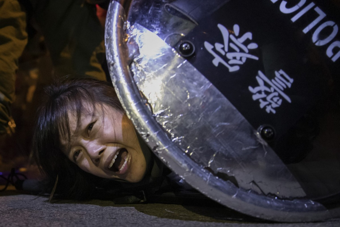 fot. Tyrone Siu. Aresztowanie uczestniczki zamieszek podczas protestów przed komendą policji Mong Kok. Hong Kong, Chiny, 2 września 2019 / Pulitzer Prize for Breaking News Photography 2020