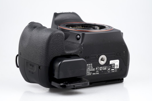 Sony SLT-A58 - bateria i wyprofilowany slot
