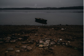 Fot. Wojciech Grzędziński, 2. miejsce w kat. Stories - Climate, Responsobility / Grand Press Photo 2024<br></br><br></br> Ekstremalnie suche lato w 2023 roku spowodowało, że linia brzegowa jeziora Świętajno cofnęła się w niektórych miejscach nawet kilkanaście metrów. Po wyjątkowo obfitej w opady zimie lustro wody podniosło się o kilkanaście centymetrów, nie rekompensując strat lat wcześniejszych.