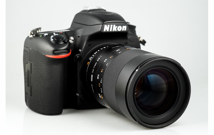Samyang 100 mm f/2.8 ED UMC MACRO z aparatem Nikon D750